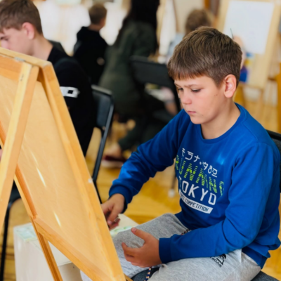 Шығыс Қазақстан Өнер музейінің экспозициялық залдарында Art Pro көркемсурет мектебінің оқушылары үшін шығармашылық сабақ өтті.