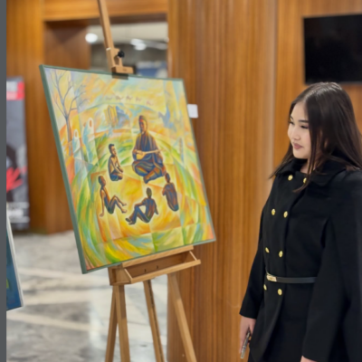 Шығыс Қазақстан облыстық филармониясында «Өмір жолы – өнеге» көрмесінің вернисажы өтті.